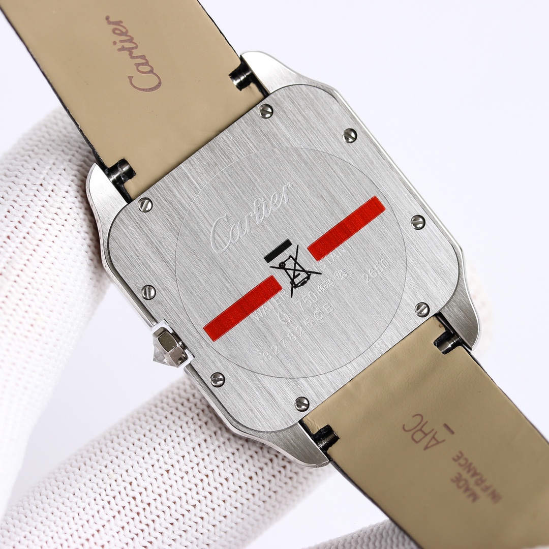 💎TW厂卡地亚山度士系列情侣腕表！细节如下：1.表壳：316L精钢！2.表盘：市场唯一对版的字面表盘！3.表针：瑞士烧制烤蓝针！4.玻璃：瑞士蓝宝玻璃！5.表带：采用意大利手工真皮表带6.直径：44.6X34.6X6毫米 女款38.5X30.3X6毫米！7.表冠：多切面尖晶蓝宝石！8.机芯：采用原装瑞士朗达石英机芯9.超强防水。TW诚意大作 表里如一  独具匠心！请认准独家品质！