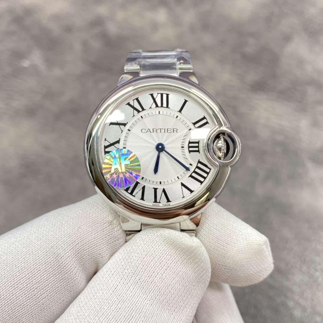 卡地亚蓝气球33mm石英女表！ 粉墨登场，是市场仿真度最高的同款女表！她有着蓝宝石水晶镜面！瑞士石英机芯！原装尖晶石表冠！原厂级表盘字面！瑞士烧钢蓝针！三度防水！ 品质好！性价比高！强烈推荐，买石英款蓝汽球女表，出货实拍
