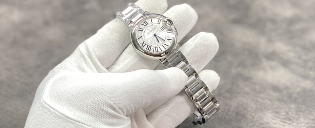 卡地亚蓝气球33mm石英女表！ 粉墨登场，是市场仿真度最高的同款女表！她有着蓝宝石水晶镜面！瑞士石英机芯！原装尖晶石表冠！原厂级表盘字面！瑞士烧钢蓝针！三度防水！ 品质好！性价比高！强烈推荐，买石英款蓝汽球女表，出货实拍