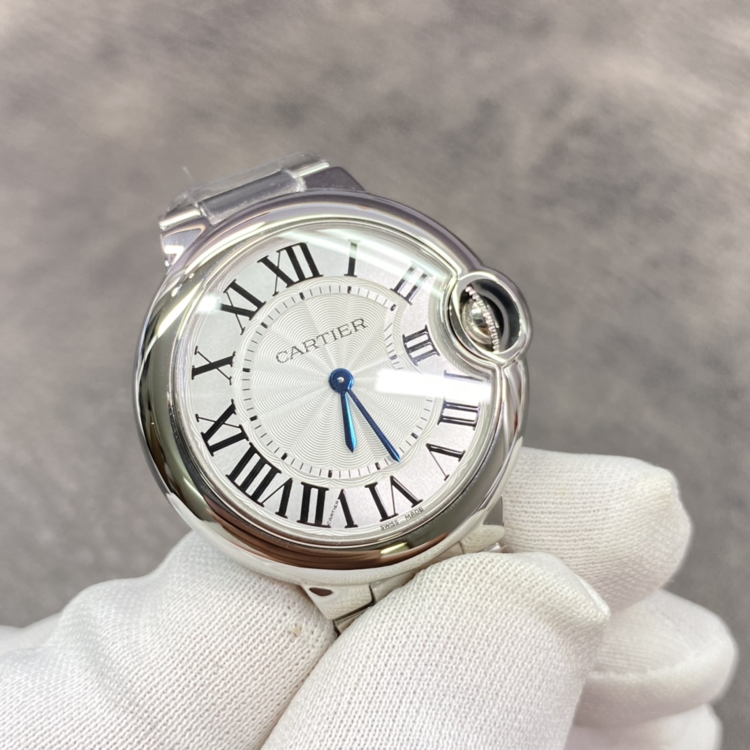 卡地亚蓝气球33mm石英女表！ 粉墨登场，是市场仿真度最高的同款女表！她有着蓝宝石水晶镜面！瑞士石英机芯！原装尖晶石表冠！原厂级表盘字面！瑞士烧钢蓝针！三度防水！ 品质好！性价比高！强烈推荐，买石英款蓝汽球女表，出货实拍
