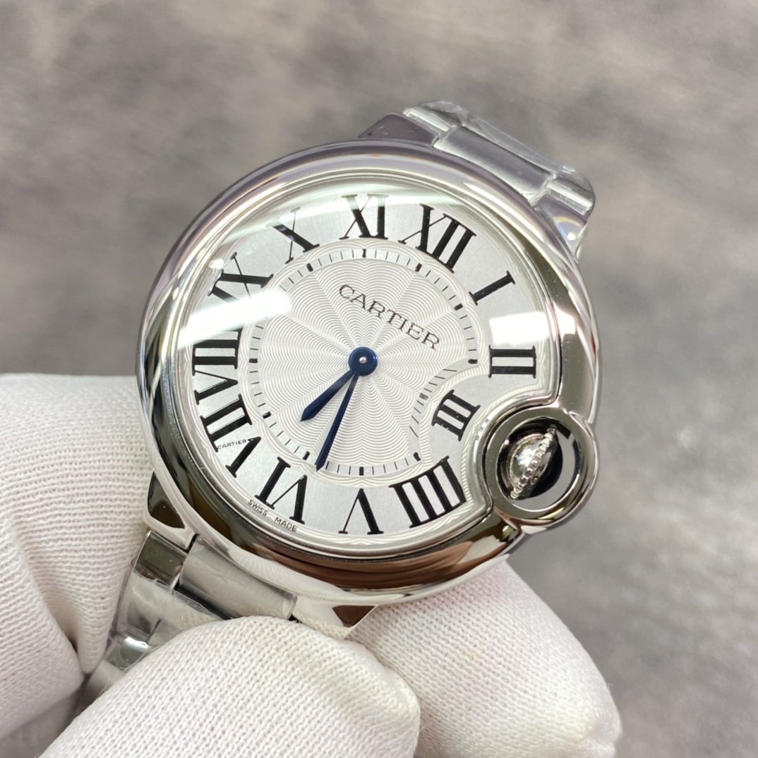 卡地亚蓝气球33mm石英女表！ 粉墨登场，是市场仿真度最高的同款女表！她有着蓝宝石水晶镜面！瑞士石英机芯！原装尖晶石表冠！原厂级表盘字面！瑞士烧钢蓝针！三度防水！ 品质好！性价比高！强烈推荐，买石英款蓝汽球女表，出货实拍