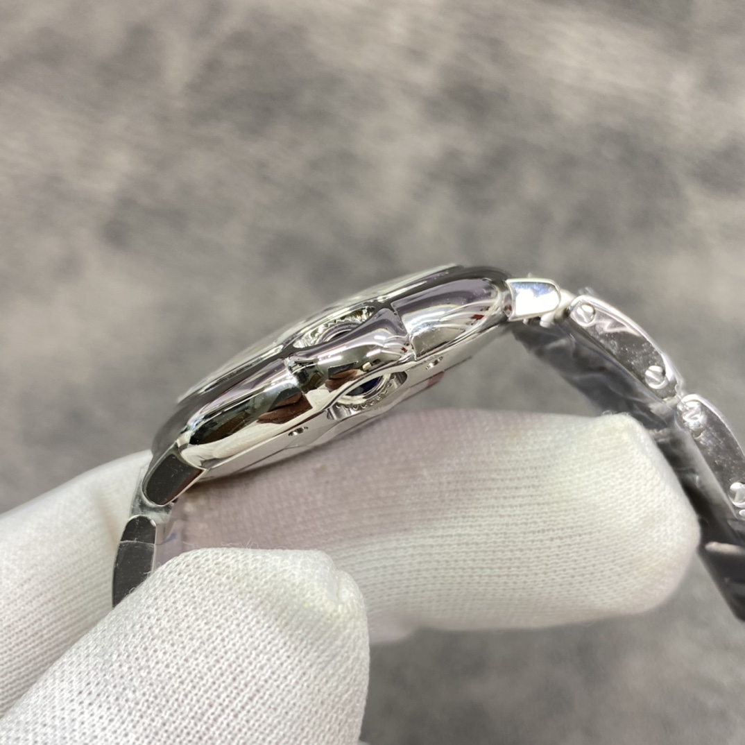 卡地亚蓝气球33mm石英女表！ 粉墨登场，是市场仿真度最高的同款女表！她有着蓝宝石水晶镜面！瑞士石英机芯！原装尖晶石表冠！原厂级表盘字面！瑞士烧钢蓝针！三度防水！ 品质好！性价比高！强烈推荐，买石英款蓝汽球女表，出货实拍