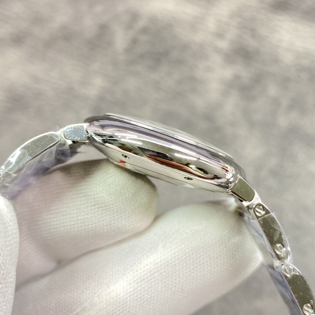 卡地亚蓝气球33mm石英女表！ 粉墨登场，是市场仿真度最高的同款女表！她有着蓝宝石水晶镜面！瑞士石英机芯！原装尖晶石表冠！原厂级表盘字面！瑞士烧钢蓝针！三度防水！ 品质好！性价比高！强烈推荐，买石英款蓝汽球女表，出货实拍