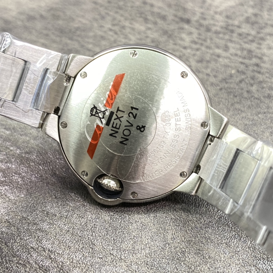 卡地亚蓝气球33mm石英女表！ 粉墨登场，是市场仿真度最高的同款女表！她有着蓝宝石水晶镜面！瑞士石英机芯！原装尖晶石表冠！原厂级表盘字面！瑞士烧钢蓝针！三度防水！ 品质好！性价比高！强烈推荐，买石英款蓝汽球女表，出货实拍