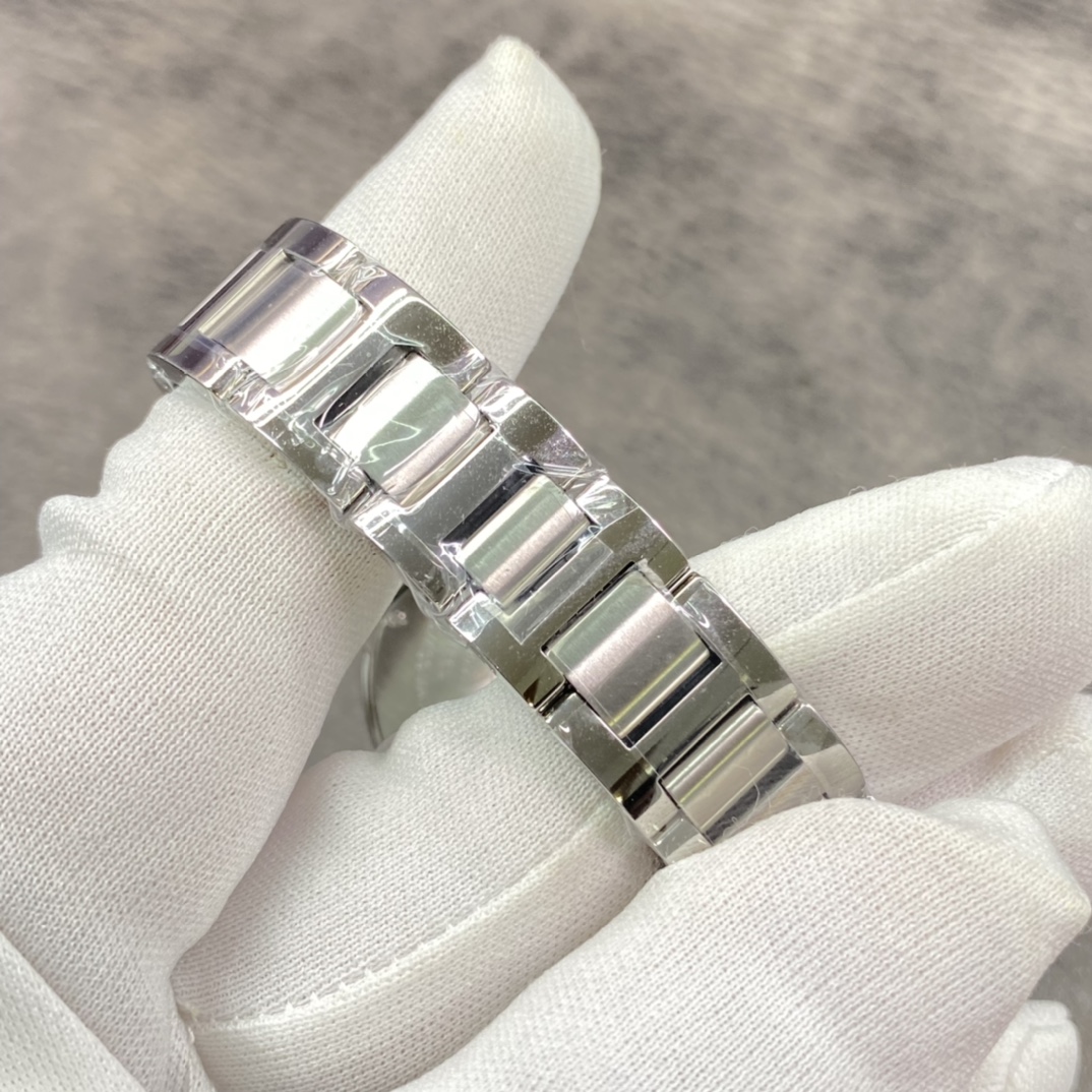 Cartier Ballon Bleu 33mm Quartz Ladies' Watch! Featuring a sapphire crystal glass! Swiss quartz movement! Original spinel crown! Factory-grade dial! Swiss blued steel hands! Water-resistant to 30 metres!