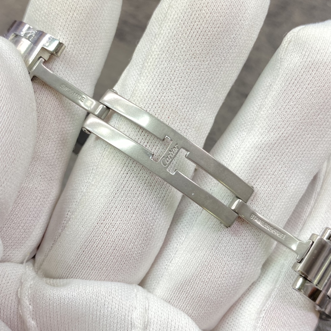 卡地亚蓝气球33mm石英女表！ 粉墨登场，是市场仿真度最高的同款女表！她有着蓝宝石水晶镜面！瑞士石英机芯！原装尖晶石表冠！原厂级表盘字面！瑞士烧钢蓝针！三度防水！ 品质好！性价比高！强烈推荐，买石英款蓝汽球女表，出货实拍