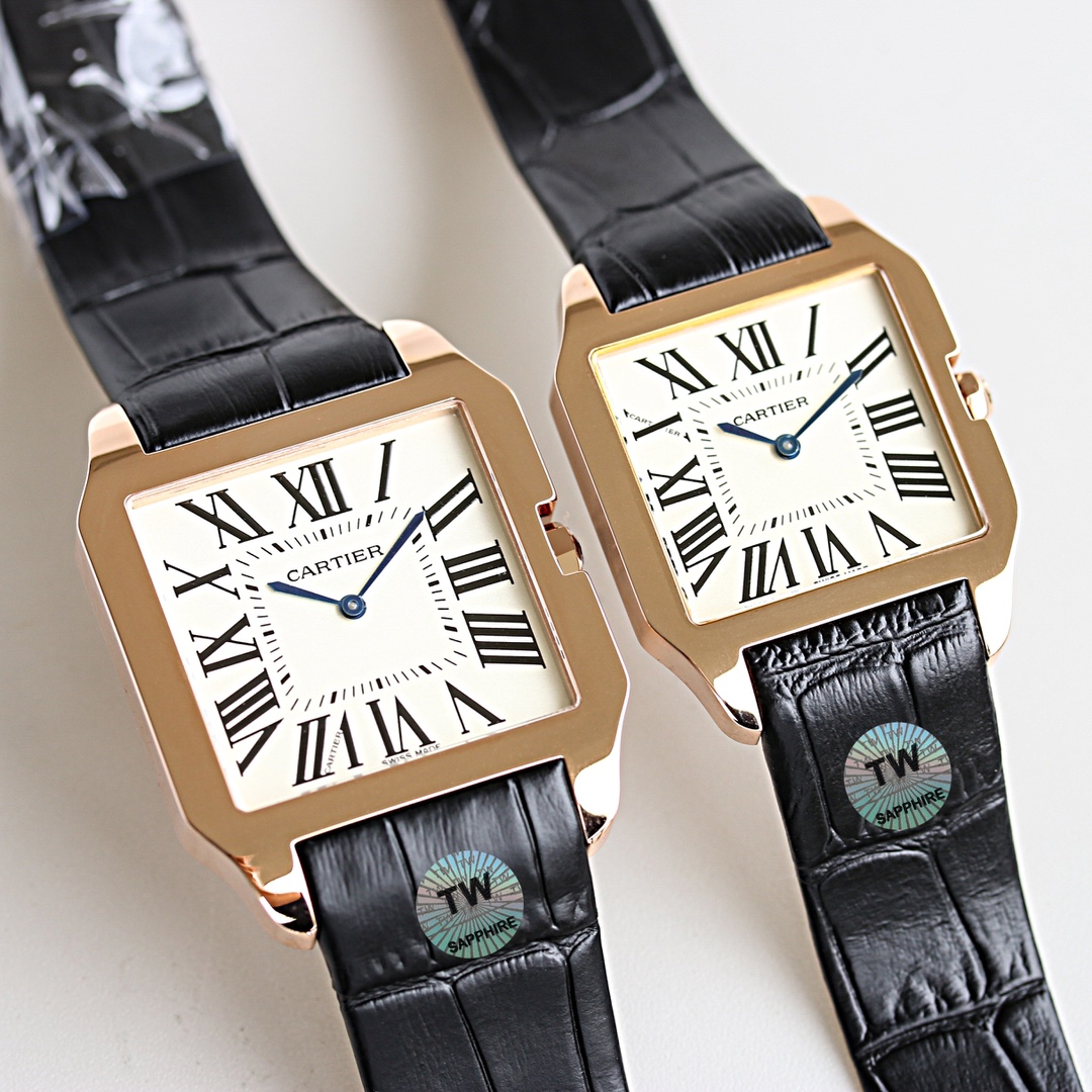 💎TW厂卡地亚山度士系列情侣腕表！细节如下：1.表壳：316L精钢！2.表盘：市场唯一对版的字面表盘！3.表针：瑞士烧制烤蓝针！4.玻璃：瑞士蓝宝玻璃！5.表带：采用意大利手工真皮表带6.直径：44.6X34.6X6毫米 女款38.5X30.3X6毫米！7.表冠：多切面尖晶蓝宝石！8.机芯：采用原装瑞士朗达石英机芯9.超强防水。TW诚意大作 表里如一  独具匠心！请认准独家品质！