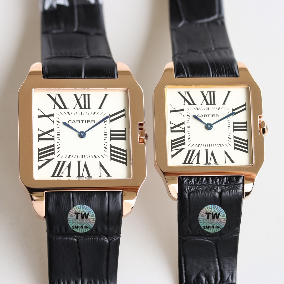 💎TW厂卡地亚山度士系列情侣腕表！细节如下：1.表壳：316L精钢！2.表盘：市场唯一对版的字面表盘！3.表针：瑞士烧制烤蓝针！4.玻璃：瑞士蓝宝玻璃！5.表带：采用意大利手工真皮表带6.直径：44.6X34.6X6毫米 女款38.5X30.3X6毫米！7.表冠：多切面尖晶蓝宝石！8.机芯：采用原装瑞士朗达石英机芯9.超强防水。TW诚意大作 表里如一  独具匠心！请认准独家品质！