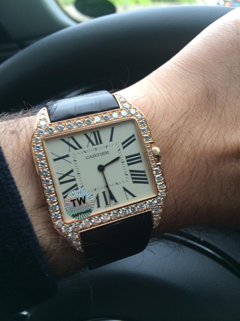 💎TW厂卡地亚山度士系列情侣腕表！细节如下：1.表壳：316L精钢！2.表盘：市场唯一对版的字面表盘！3.表针：瑞士烧制烤蓝针！4.玻璃：瑞士蓝宝玻璃！5.表带：采用意大利手工真皮表带6.直径：44.6X34.6X6毫米 女款38.5X30.3X6毫米！7.表冠：多切面尖晶蓝宝石！8.机芯：采用原装瑞士朗达石英机芯9.超强防水。TW诚意大作 表里如一  独具匠心！请认准独家品质！