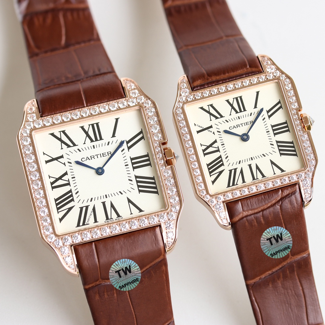 💎TW厂卡地亚山度士系列情侣腕表！细节如下：1.表壳：316L精钢！2.表盘：市场唯一对版的字面表盘！3.表针：瑞士烧制烤蓝针！4.玻璃：瑞士蓝宝玻璃！5.表带：采用意大利手工真皮表带6.直径：44.6X34.6X6毫米 女款38.5X30.3X6毫米！7.表冠：多切面尖晶蓝宝石！8.机芯：采用原装瑞士朗达石英机芯9.超强防水。TW诚意大作 表里如一  独具匠心！请认准独家品质！