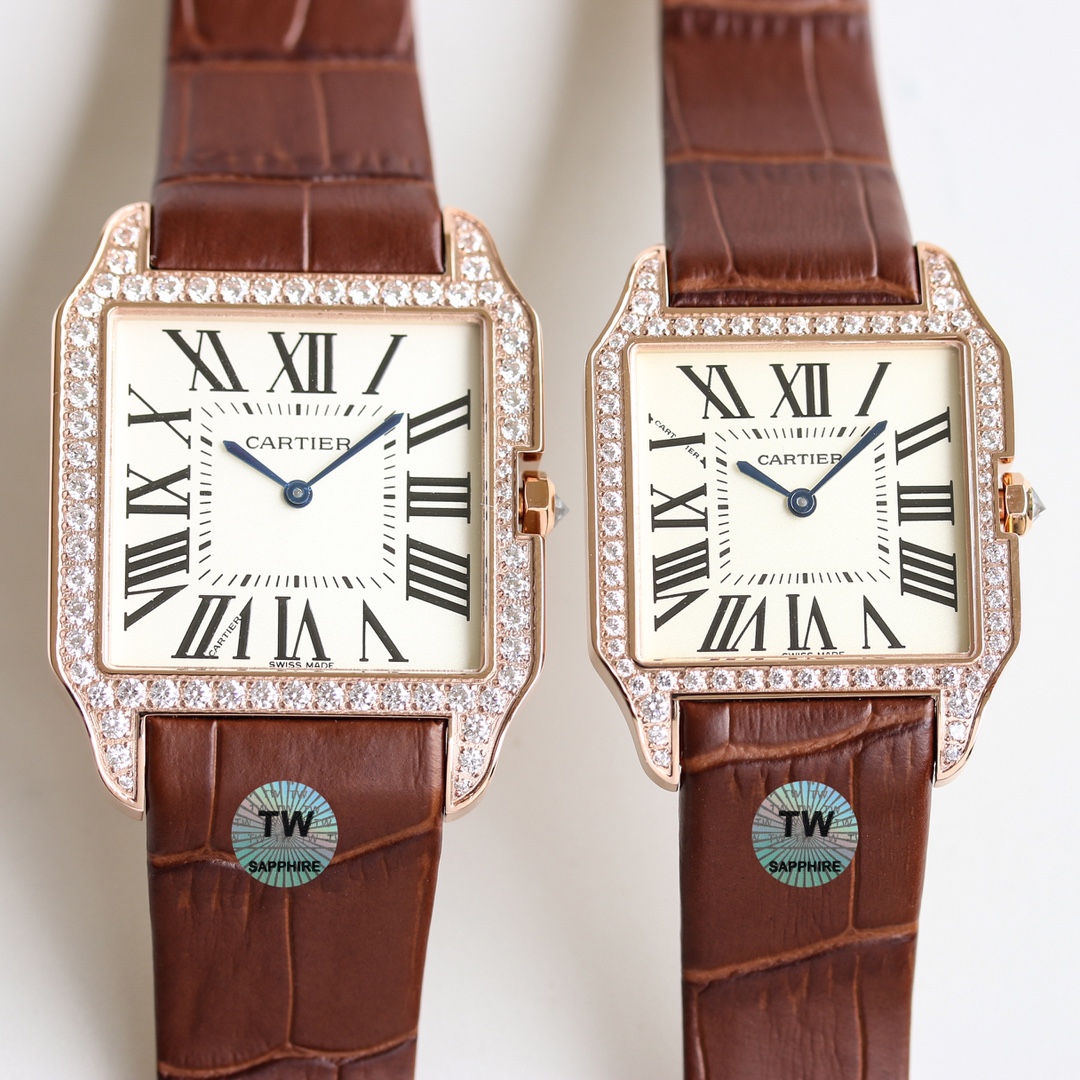 💎TW厂卡地亚山度士系列情侣腕表！细节如下：1.表壳：316L精钢！2.表盘：市场唯一对版的字面表盘！3.表针：瑞士烧制烤蓝针！4.玻璃：瑞士蓝宝玻璃！5.表带：采用意大利手工真皮表带6.直径：44.6X34.6X6毫米 女款38.5X30.3X6毫米！7.表冠：多切面尖晶蓝宝石！8.机芯：采用原装瑞士朗达石英机芯9.超强防水。TW诚意大作 表里如一  独具匠心！请认准独家品质！