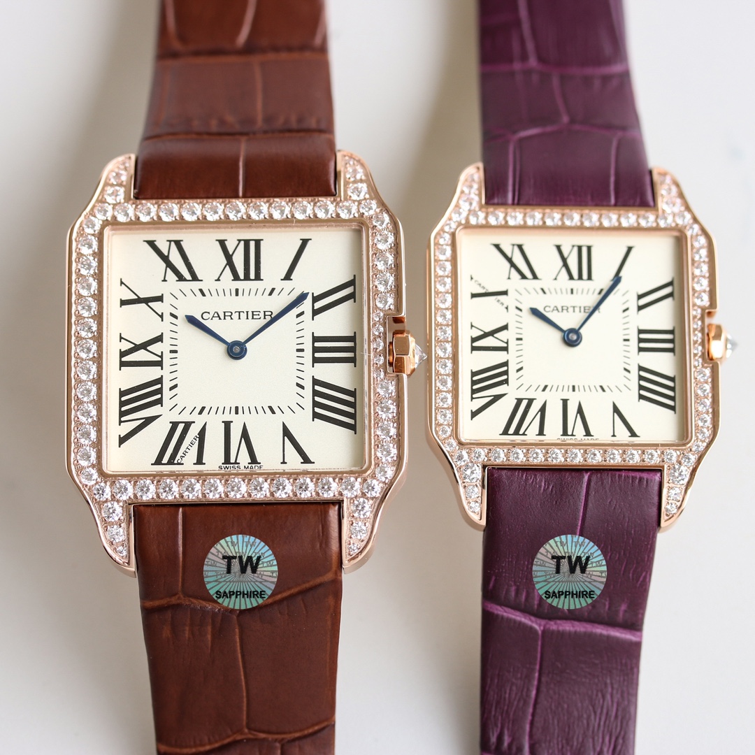 💎TW厂卡地亚山度士系列情侣腕表！细节如下：1.表壳：316L精钢！2.表盘：市场唯一对版的字面表盘！3.表针：瑞士烧制烤蓝针！4.玻璃：瑞士蓝宝玻璃！5.表带：采用意大利手工真皮表带6.直径：44.6X34.6X6毫米 女款38.5X30.3X6毫米！7.表冠：多切面尖晶蓝宝石！8.机芯：采用原装瑞士朗达石英机芯9.超强防水。TW诚意大作 表里如一  独具匠心！请认准独家品质！