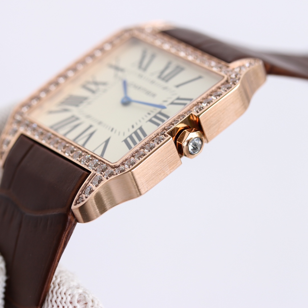 💎TW厂卡地亚山度士系列情侣腕表！细节如下：1.表壳：316L精钢！2.表盘：市场唯一对版的字面表盘！3.表针：瑞士烧制烤蓝针！4.玻璃：瑞士蓝宝玻璃！5.表带：采用意大利手工真皮表带6.直径：44.6X34.6X6毫米 女款38.5X30.3X6毫米！7.表冠：多切面尖晶蓝宝石！8.机芯：采用原装瑞士朗达石英机芯9.超强防水。TW诚意大作 表里如一  独具匠心！请认准独家品质！