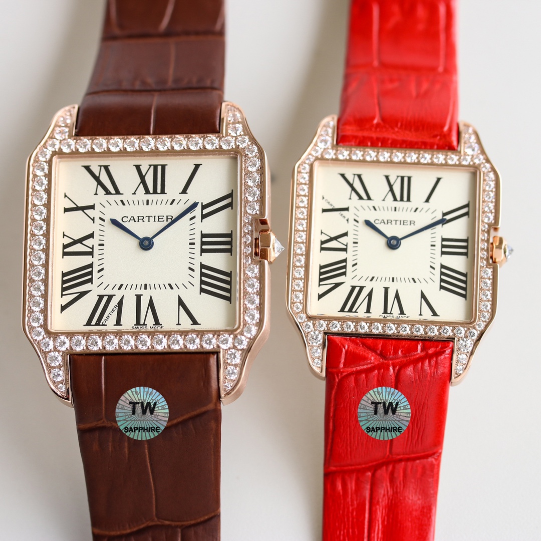 💎TW厂卡地亚山度士系列情侣腕表！细节如下：1.表壳：316L精钢！2.表盘：市场唯一对版的字面表盘！3.表针：瑞士烧制烤蓝针！4.玻璃：瑞士蓝宝玻璃！5.表带：采用意大利手工真皮表带6.直径：44.6X34.6X6毫米 女款38.5X30.3X6毫米！7.表冠：多切面尖晶蓝宝石！8.机芯：采用原装瑞士朗达石英机芯9.超强防水。TW诚意大作 表里如一  独具匠心！请认准独家品质！