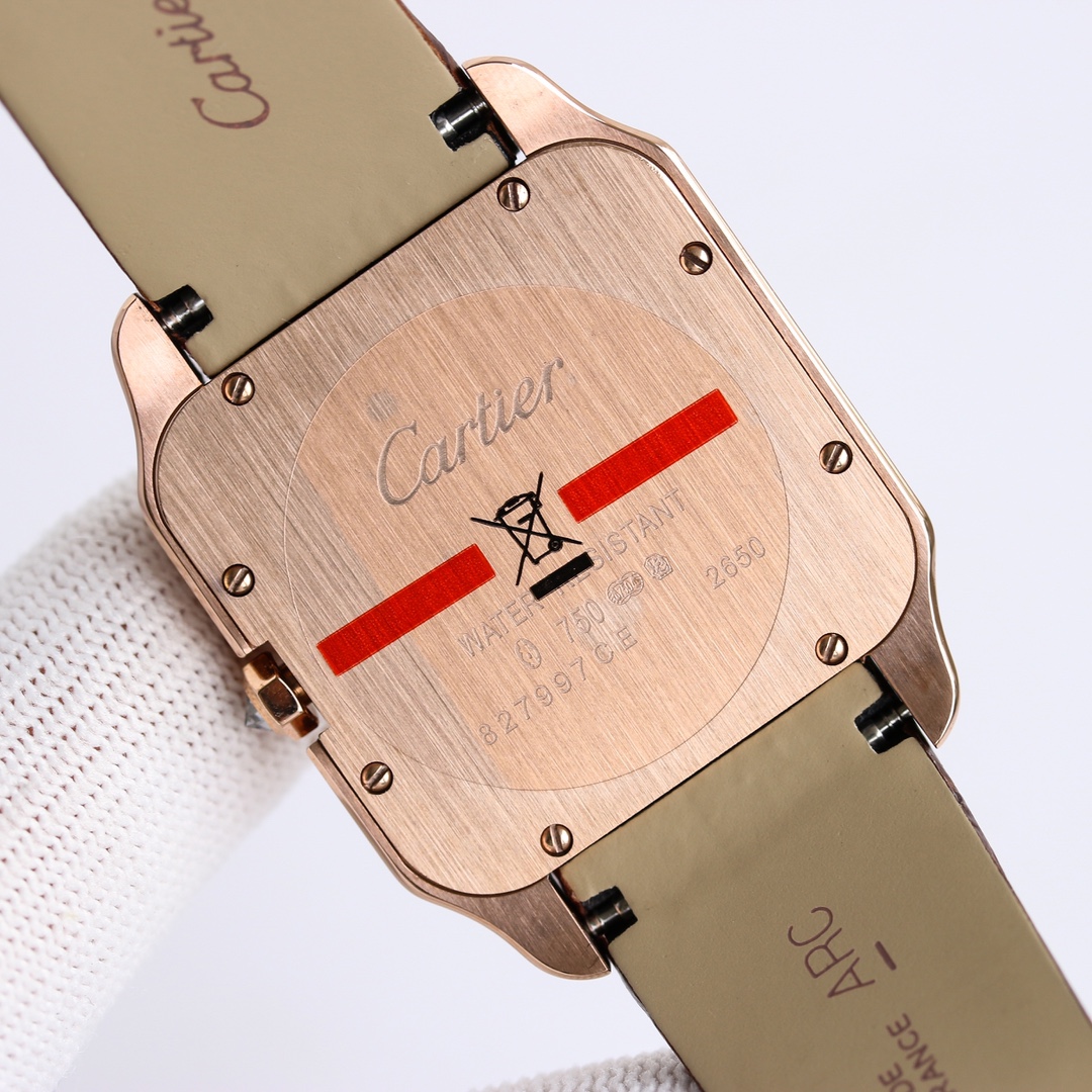 💎TW厂卡地亚山度士系列情侣腕表！细节如下：1.表壳：316L精钢！2.表盘：市场唯一对版的字面表盘！3.表针：瑞士烧制烤蓝针！4.玻璃：瑞士蓝宝玻璃！5.表带：采用意大利手工真皮表带6.直径：44.6X34.6X6毫米 女款38.5X30.3X6毫米！7.表冠：多切面尖晶蓝宝石！8.机芯：采用原装瑞士朗达石英机芯9.超强防水。TW诚意大作 表里如一  独具匠心！请认准独家品质！
