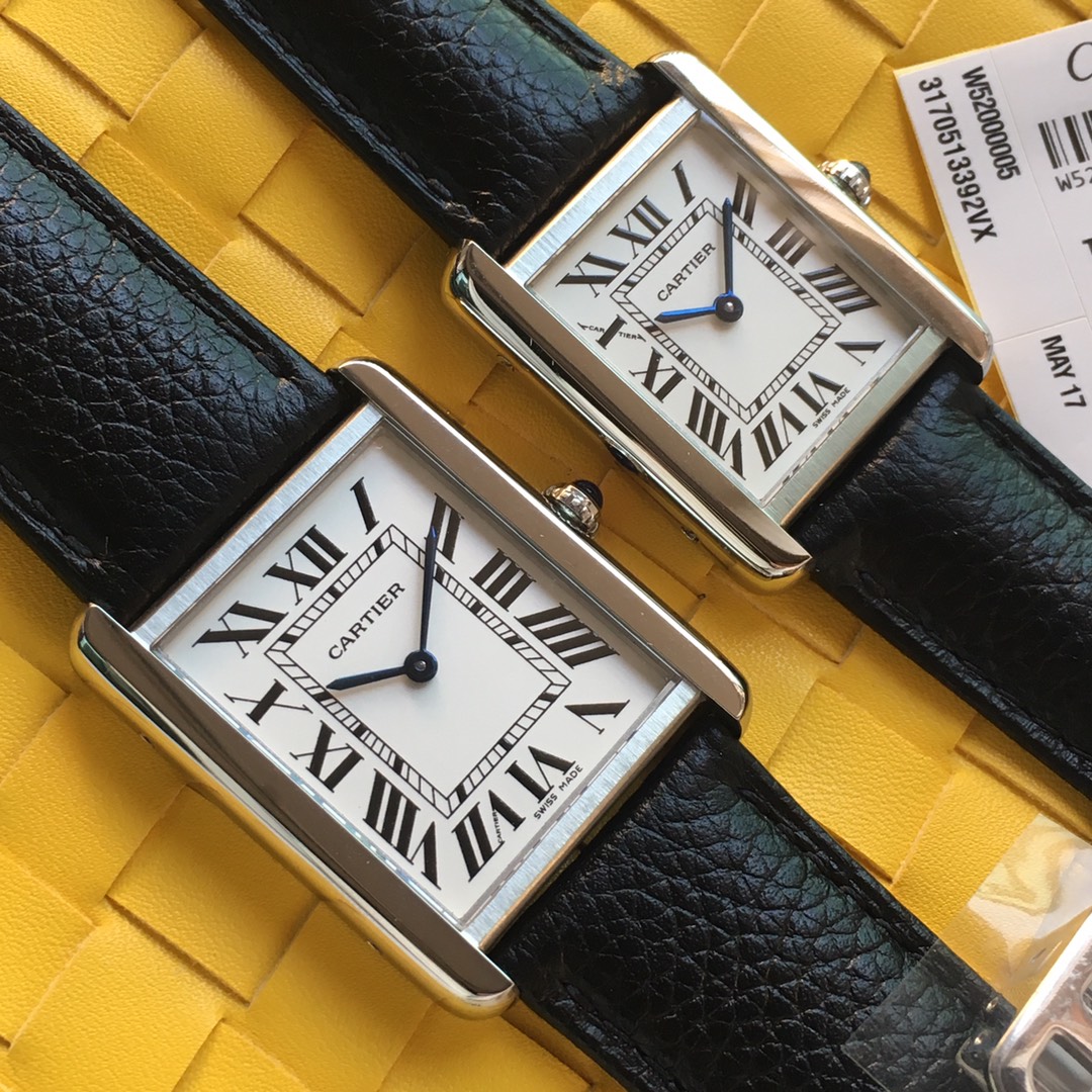 TW台湾厂 仿真度最高的 卡地亚女表solo坦克 国外玩家定制腕表 正品完全拆解开模 配件可与正品互换 淬火烧制蓝钢指针 表壳侧面真螺丝 正品一致微小弧型 搭配原版美洲鳄鱼皮 中小号尺寸 27*34mm 24*31mm 原装瑞士雕刻LOGO石英机芯 蓝宝石玻璃 这是一款美丽女士手腕上最好的装饰  (实力拍，实拍无P图)