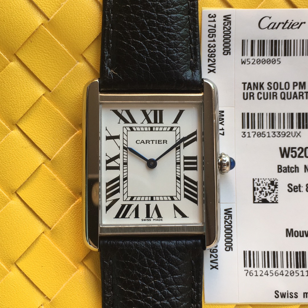 TW台湾厂 仿真度最高的 卡地亚女表solo坦克 国外玩家定制腕表 正品完全拆解开模 配件可与正品互换 淬火烧制蓝钢指针 表壳侧面真螺丝 正品一致微小弧型 搭配原版美洲鳄鱼皮 中小号尺寸 27*34mm 24*31mm 原装瑞士雕刻LOGO石英机芯 蓝宝石玻璃 这是一款美丽女士手腕上最好的装饰  (实力拍，实拍无P图)
