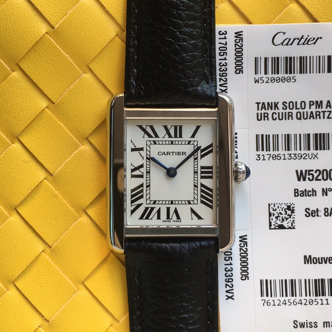 TW台湾厂 仿真度最高的 卡地亚女表solo坦克 国外玩家定制腕表 正品完全拆解开模 配件可与正品互换 淬火烧制蓝钢指针 表壳侧面真螺丝 正品一致微小弧型 搭配原版美洲鳄鱼皮 中小号尺寸 27*34mm 24*31mm 原装瑞士雕刻LOGO石英机芯 蓝宝石玻璃 这是一款美丽女士手腕上最好的装饰  (实力拍，实拍无P图)