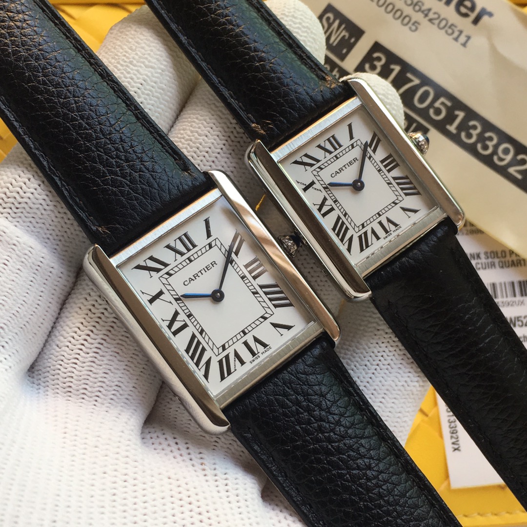 TW台湾厂 仿真度最高的 卡地亚女表solo坦克 国外玩家定制腕表 正品完全拆解开模 配件可与正品互换 淬火烧制蓝钢指针 表壳侧面真螺丝 正品一致微小弧型 搭配原版美洲鳄鱼皮 中小号尺寸 27*34mm 24*31mm 原装瑞士雕刻LOGO石英机芯 蓝宝石玻璃 这是一款美丽女士手腕上最好的装饰  (实力拍，实拍无P图)