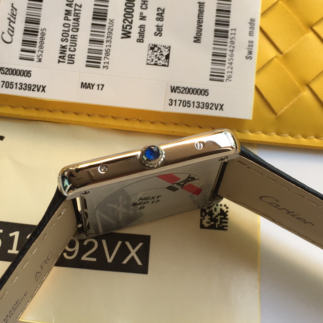 TW台湾厂 仿真度最高的 卡地亚女表solo坦克 国外玩家定制腕表 正品完全拆解开模 配件可与正品互换 淬火烧制蓝钢指针 表壳侧面真螺丝 正品一致微小弧型 搭配原版美洲鳄鱼皮 中小号尺寸 27*34mm 24*31mm 原装瑞士雕刻LOGO石英机芯 蓝宝石玻璃 这是一款美丽女士手腕上最好的装饰  (实力拍，实拍无P图)