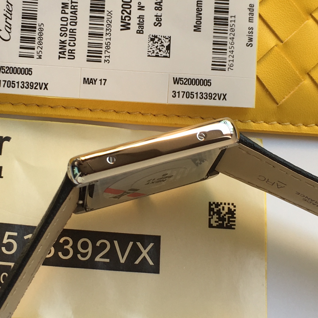 TW台湾厂 仿真度最高的 卡地亚女表solo坦克 国外玩家定制腕表 正品完全拆解开模 配件可与正品互换 淬火烧制蓝钢指针 表壳侧面真螺丝 正品一致微小弧型 搭配原版美洲鳄鱼皮 中小号尺寸 27*34mm 24*31mm 原装瑞士雕刻LOGO石英机芯 蓝宝石玻璃 这是一款美丽女士手腕上最好的装饰  (实力拍，实拍无P图)
