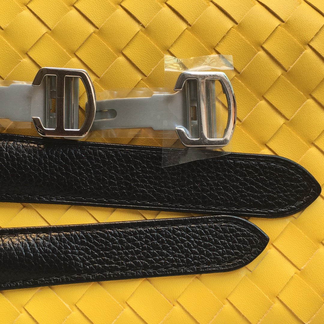 TW台湾厂 仿真度最高的 卡地亚女表solo坦克 国外玩家定制腕表 正品完全拆解开模 配件可与正品互换 淬火烧制蓝钢指针 表壳侧面真螺丝 正品一致微小弧型 搭配原版美洲鳄鱼皮 中小号尺寸 27*34mm 24*31mm 原装瑞士雕刻LOGO石英机芯 蓝宝石玻璃 这是一款美丽女士手腕上最好的装饰  (实力拍，实拍无P图)