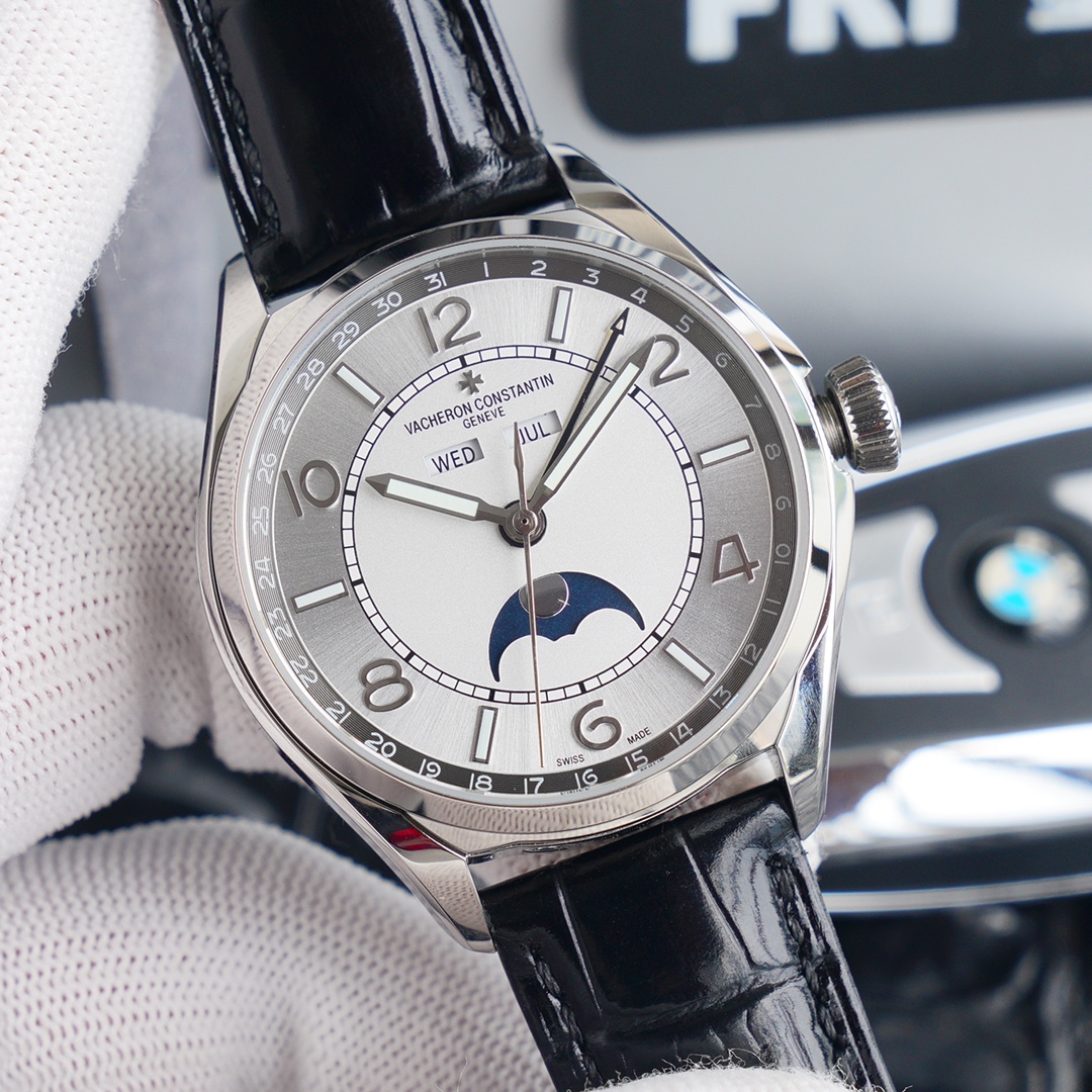 《升级v5版》江诗丹顿伍陆之型月相腕表全面升级，参考编号：4000E / 000A-B439（白钢），4000E / 000R-B438（玫瑰金）直径：40mm，厚度：12.6毫米，316精钢圆形表壳，45度倒角凸显出流畅线条，嵌入式表冠沿袭1965腕表经典特色，镌刻马耳他LOGO图样，凸显品牌独特的美学魅力，旭日形外圈，乳白色中心和经典海之蓝字面，阿拉伯数字与夜光涂层时标，完美配合，突显精致气质，6字月相显示由蓝色夜空和18k玫瑰金质组成，和时标相映成趣，让你随时随地欣赏月色，搭载2460QCL/1全新