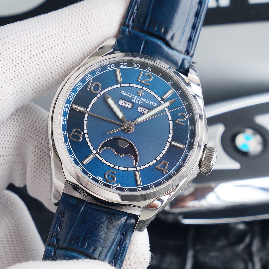 《升级v5版》江诗丹顿伍陆之型月相腕表全面升级，参考编号：4000E / 000A-B439（白钢），4000E / 000R-B438（玫瑰金）直径：40mm，厚度：12.6毫米，316精钢圆形表壳，45度倒角凸显出流畅线条，嵌入式表冠沿袭1965腕表经典特色，镌刻马耳他LOGO图样，凸显品牌独特的美学魅力，旭日形外圈，乳白色中心和经典海之蓝字面，阿拉伯数字与夜光涂层时标，完美配合，突显精致气质，6字月相显示由蓝色夜空和18k玫瑰金质组成，和时标相映成趣，让你随时随地欣赏月色，搭载2460QCL/1全新