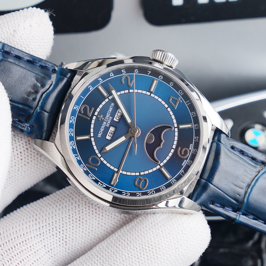 《升级v5版》江诗丹顿伍陆之型月相腕表全面升级，参考编号：4000E / 000A-B439（白钢），4000E / 000R-B438（玫瑰金）直径：40mm，厚度：12.6毫米，316精钢圆形表壳，45度倒角凸显出流畅线条，嵌入式表冠沿袭1965腕表经典特色，镌刻马耳他LOGO图样，凸显品牌独特的美学魅力，旭日形外圈，乳白色中心和经典海之蓝字面，阿拉伯数字与夜光涂层时标，完美配合，突显精致气质，6字月相显示由蓝色夜空和18k玫瑰金质组成，和时标相映成趣，让你随时随地欣赏月色，搭载2460QCL/1全新