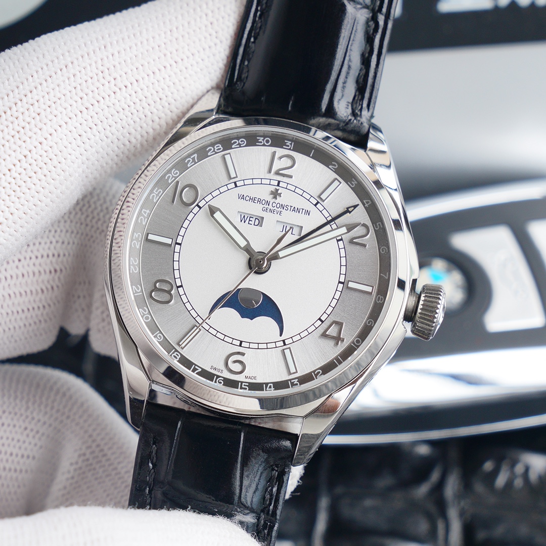 《升级v5版》江诗丹顿伍陆之型月相腕表全面升级，参考编号：4000E / 000A-B439（白钢），4000E / 000R-B438（玫瑰金）直径：40mm，厚度：12.6毫米，316精钢圆形表壳，45度倒角凸显出流畅线条，嵌入式表冠沿袭1965腕表经典特色，镌刻马耳他LOGO图样，凸显品牌独特的美学魅力，旭日形外圈，乳白色中心和经典海之蓝字面，阿拉伯数字与夜光涂层时标，完美配合，突显精致气质，6字月相显示由蓝色夜空和18k玫瑰金质组成，和时标相映成趣，让你随时随地欣赏月色，搭载2460QCL/1全新