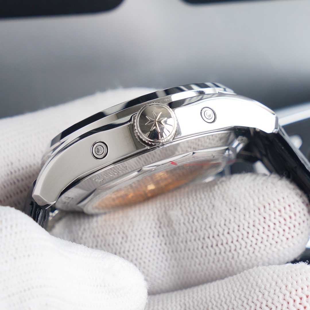 《升级v5版》江诗丹顿伍陆之型月相腕表全面升级，参考编号：4000E / 000A-B439（白钢），4000E / 000R-B438（玫瑰金）直径：40mm，厚度：12.6毫米，316精钢圆形表壳，45度倒角凸显出流畅线条，嵌入式表冠沿袭1965腕表经典特色，镌刻马耳他LOGO图样，凸显品牌独特的美学魅力，旭日形外圈，乳白色中心和经典海之蓝字面，阿拉伯数字与夜光涂层时标，完美配合，突显精致气质，6字月相显示由蓝色夜空和18k玫瑰金质组成，和时标相映成趣，让你随时随地欣赏月色，搭载2460QCL/1全新