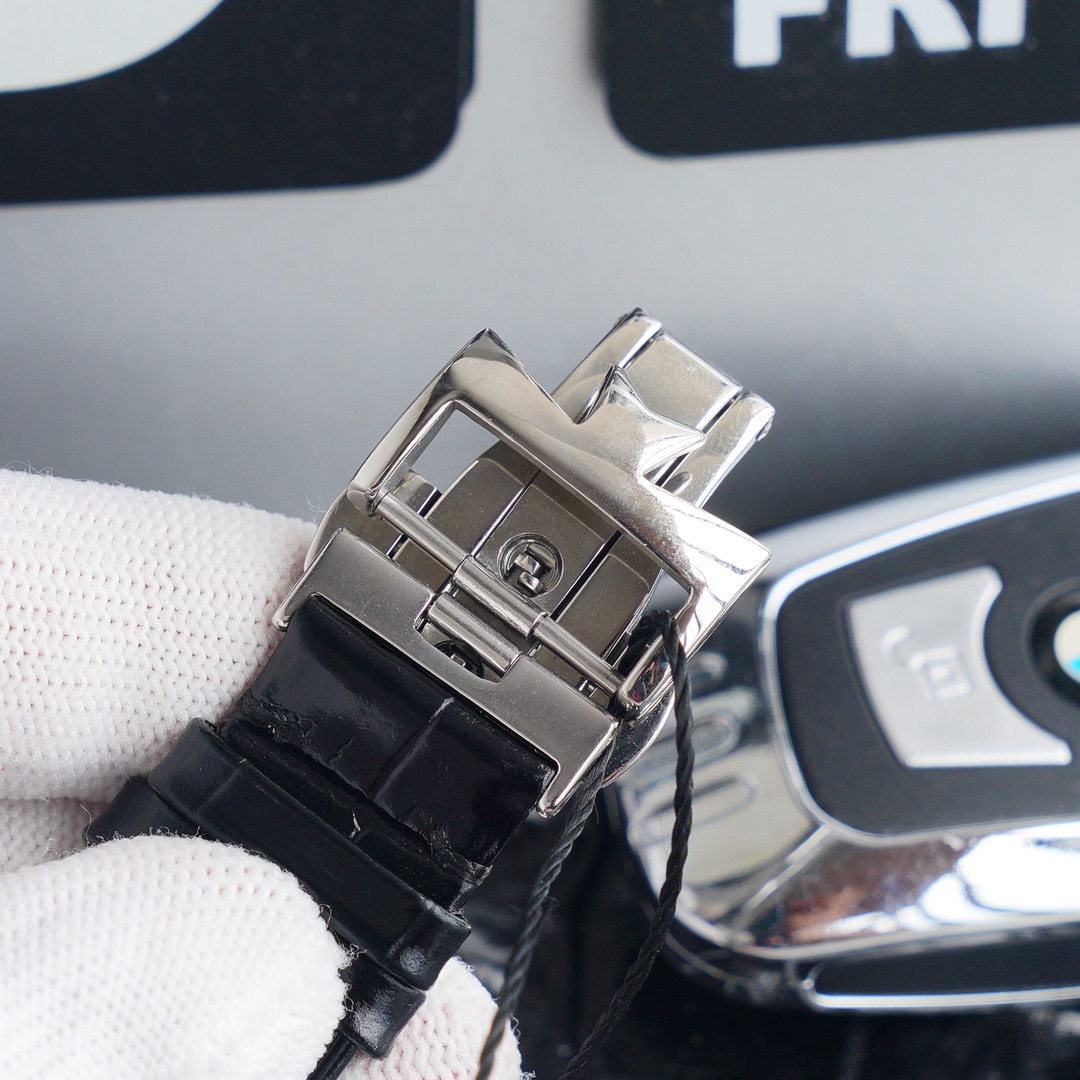 《升级v5版》江诗丹顿伍陆之型月相腕表全面升级，参考编号：4000E / 000A-B439（白钢），4000E / 000R-B438（玫瑰金）直径：40mm，厚度：12.6毫米，316精钢圆形表壳，45度倒角凸显出流畅线条，嵌入式表冠沿袭1965腕表经典特色，镌刻马耳他LOGO图样，凸显品牌独特的美学魅力，旭日形外圈，乳白色中心和经典海之蓝字面，阿拉伯数字与夜光涂层时标，完美配合，突显精致气质，6字月相显示由蓝色夜空和18k玫瑰金质组成，和时标相映成趣，让你随时随地欣赏月色，搭载2460QCL/1全新