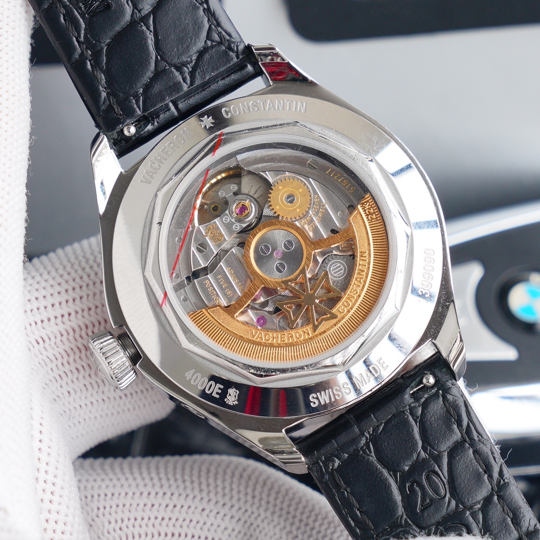 《升级v5版》江诗丹顿伍陆之型月相腕表全面升级，参考编号：4000E / 000A-B439（白钢），4000E / 000R-B438（玫瑰金）直径：40mm，厚度：12.6毫米，316精钢圆形表壳，45度倒角凸显出流畅线条，嵌入式表冠沿袭1965腕表经典特色，镌刻马耳他LOGO图样，凸显品牌独特的美学魅力，旭日形外圈，乳白色中心和经典海之蓝字面，阿拉伯数字与夜光涂层时标，完美配合，突显精致气质，6字月相显示由蓝色夜空和18k玫瑰金质组成，和时标相映成趣，让你随时随地欣赏月色，搭载2460QCL/1全新