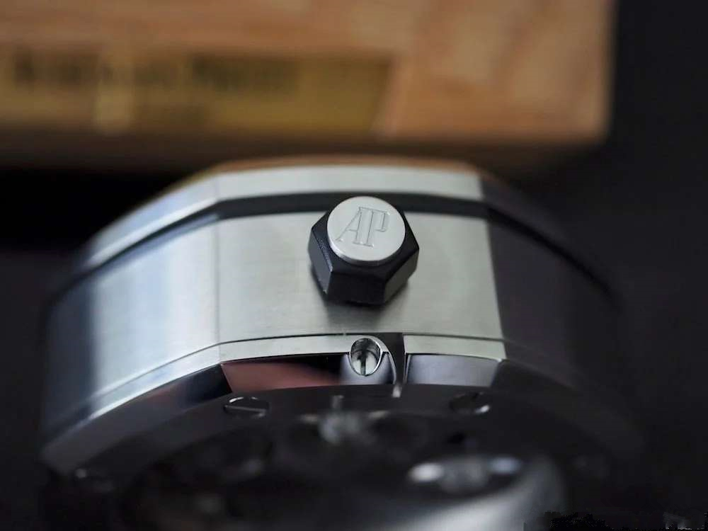 TZ爱彼皇家橡树系列15710款专卖店座钟/小桌钟，办公室、书房、驾驶室的灵魂点缀。购置原装开模，和原装一样为65mm*26mm规格，深度还原15710的格纹字面和颗粒效果，一比一比等比放大字面，原单级别的字面填油和内影工艺，进口石英机芯，夜光指针，实心316L精钢打造，重量同等于原装，做工丝毫不逊色于原装。可放置在实木木托上，亦可独立背部支撑。 【使用方法】 ➀调节时间：先找到背部对应9点钟位置的旋钮，然后用拇指和食指捏住旋钮，最后拧动旋钮调至当前时间。 ➁设置闹钟：首先找到背部对应3点钟位置的旋钮，然