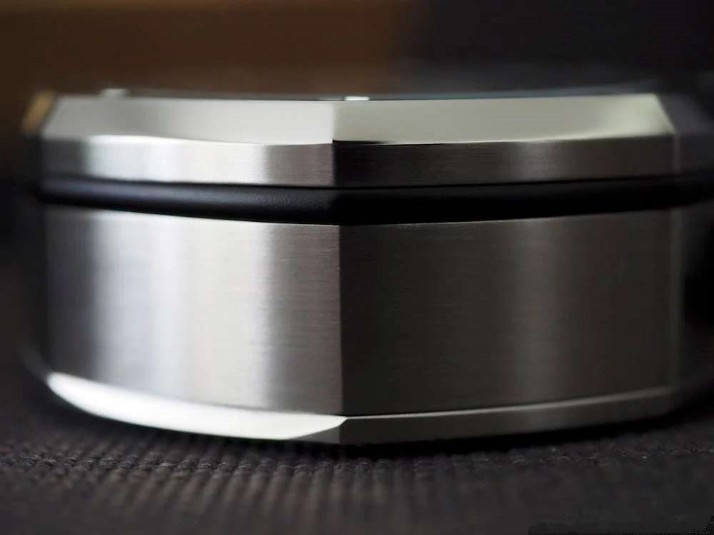 TZ爱彼皇家橡树系列15710款专卖店座钟/小桌钟，办公室、书房、驾驶室的灵魂点缀。购置原装开模，和原装一样为65mm*26mm规格，深度还原15710的格纹字面和颗粒效果，一比一比等比放大字面，原单级别的字面填油和内影工艺，进口石英机芯，夜光指针，实心316L精钢打造，重量同等于原装，做工丝毫不逊色于原装。可放置在实木木托上，亦可独立背部支撑。 【使用方法】 ➀调节时间：先找到背部对应9点钟位置的旋钮，然后用拇指和食指捏住旋钮，最后拧动旋钮调至当前时间。 ➁设置闹钟：首先找到背部对应3点钟位置的旋钮，然