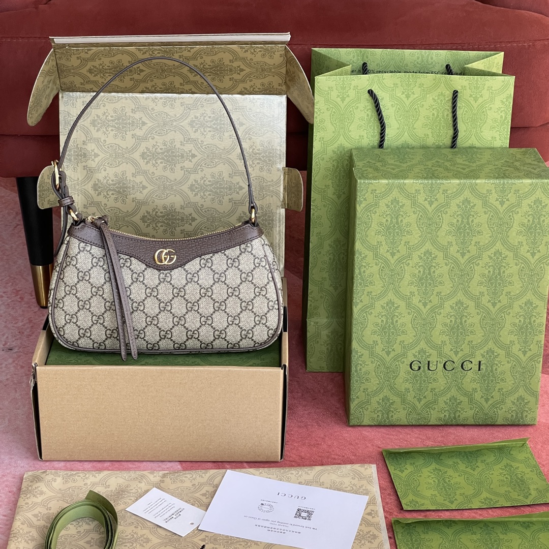 GG新款腋下包型号：G735145 原厂皮 尺寸25*15*6.5 首字母缩写的经典交织字母元素继续为新设计注入品牌标识魅力。这款Ophidia系列小号手袋采用历史悠久的GG Supreme帆布材质，