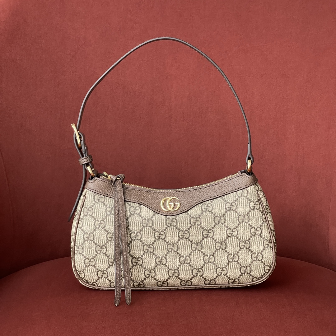 GG新款腋下包型号：G735145 原厂皮 尺寸25*15*6.5 首字母缩写的经典交织字母元素继续为新设计注入品牌标识魅力。这款Ophidia系列小号手袋采用历史悠久的GG Supreme帆布材质，