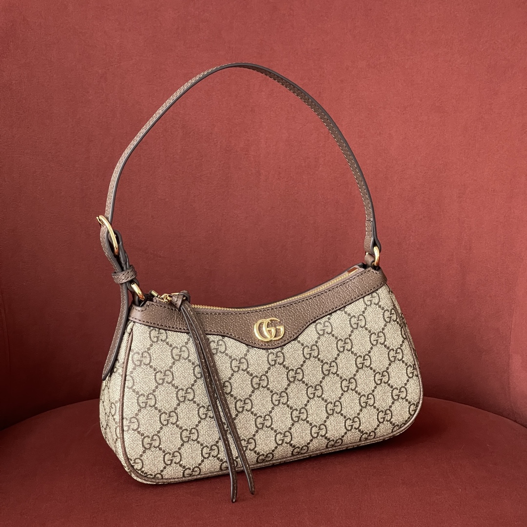 GG新款腋下包型号：G735145 原厂皮 尺寸25*15*6.5 首字母缩写的经典交织字母元素继续为新设计注入品牌标识魅力。这款Ophidia系列小号手袋采用历史悠久的GG Supreme帆布材质，