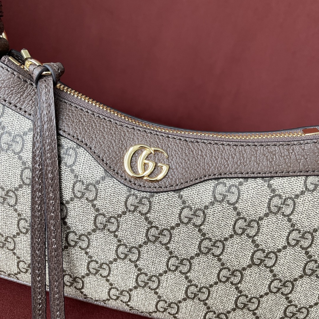 GG新款腋下包型号：G735145 原厂皮 尺寸25*15*6.5 首字母缩写的经典交织字母元素继续为新设计注入品牌标识魅力。这款Ophidia系列小号手袋采用历史悠久的GG Supreme帆布材质，