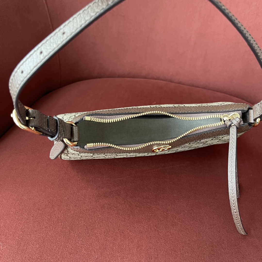 GG新款腋下包型号：G735145 原厂皮 尺寸25*15*6.5 首字母缩写的经典交织字母元素继续为新设计注入品牌标识魅力。这款Ophidia系列小号手袋采用历史悠久的GG Supreme帆布材质，