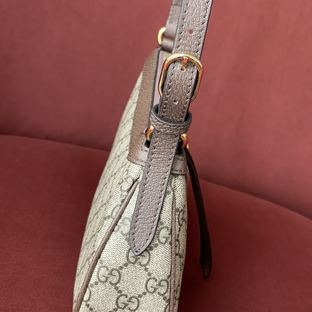 GG新款腋下包型号：G735145 原厂皮 尺寸25*15*6.5 首字母缩写的经典交织字母元素继续为新设计注入品牌标识魅力。这款Ophidia系列小号手袋采用历史悠久的GG Supreme帆布材质，