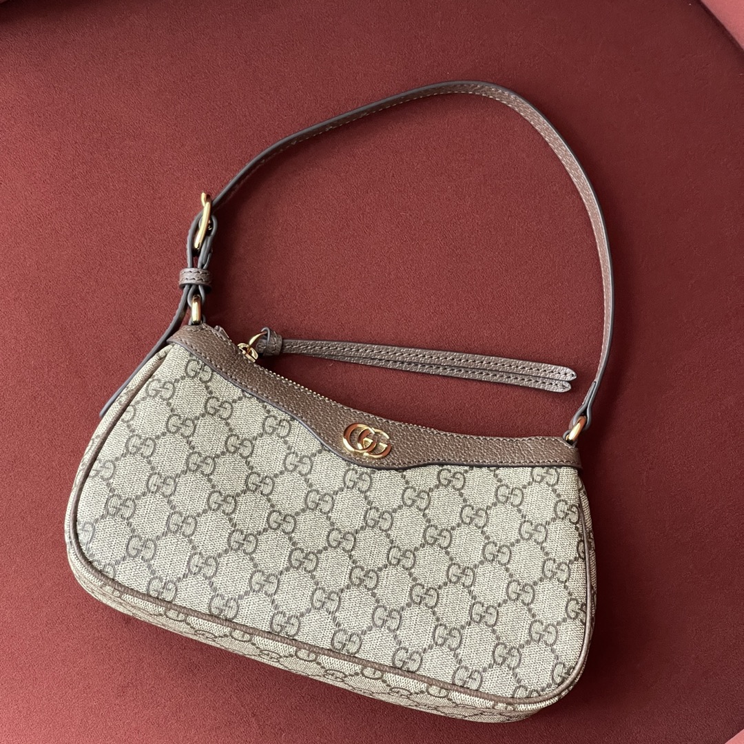 GG新款腋下包型号：G735145 原厂皮 尺寸25*15*6.5 首字母缩写的经典交织字母元素继续为新设计注入品牌标识魅力。这款Ophidia系列小号手袋采用历史悠久的GG Supreme帆布材质，