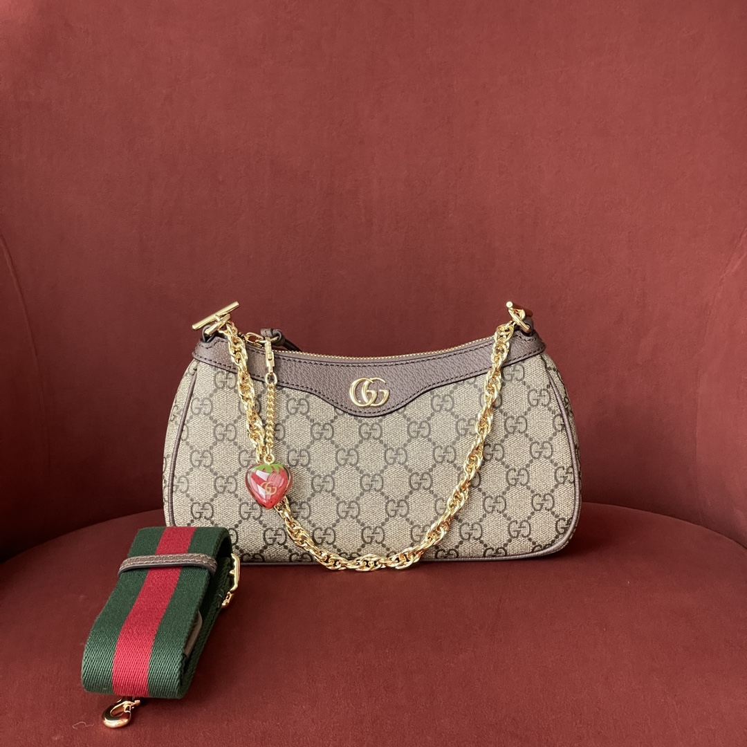 GG新款腋下包 型号：735132 原厂皮 尺寸：25*15.5*6  标识由20世纪30年代的Gucci钻石菱格纹演化而来，并从此成为Gucci的传统象征。全新Ophidia系列中的这款小号手袋在设计中融入这一高辨识度图案。双G配件令整款造型更添魅力