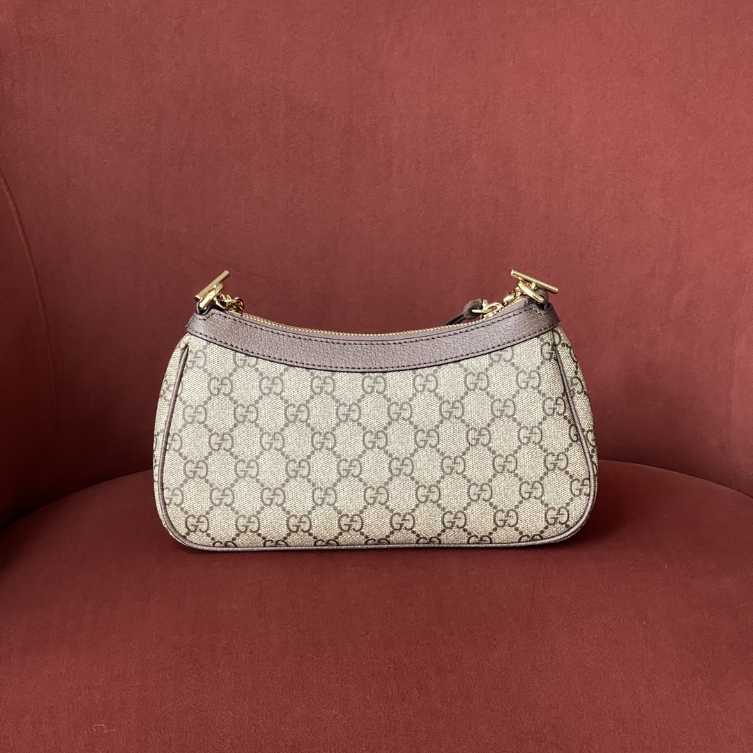 GG新款腋下包 型号：735132 原厂皮 尺寸：25*15.5*6  标识由20世纪30年代的Gucci钻石菱格纹演化而来，并从此成为Gucci的传统象征。全新Ophidia系列中的这款小号手袋在设计中融入这一高辨识度图案。双G配件令整款造型更添魅力