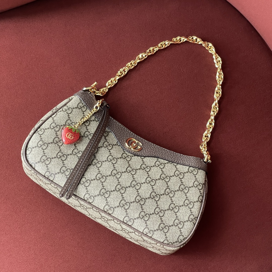 GG新款腋下包 型号：735132 原厂皮 尺寸：25*15.5*6  标识由20世纪30年代的Gucci钻石菱格纹演化而来，并从此成为Gucci的传统象征。全新Ophidia系列中的这款小号手袋在设计中融入这一高辨识度图案。双G配件令整款造型更添魅力