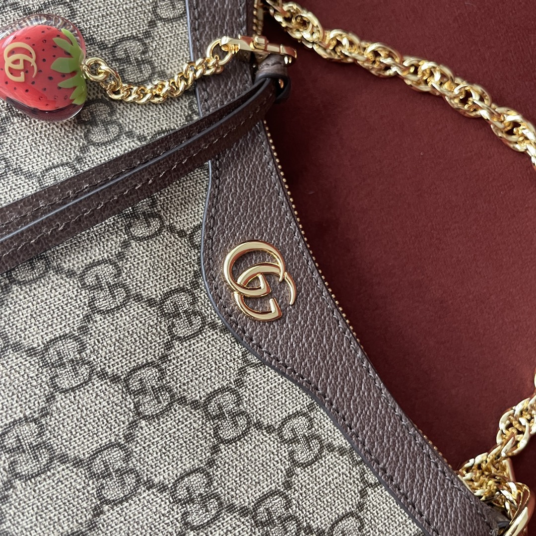 GG新款腋下包 型号：735132 原厂皮 尺寸：25*15.5*6  标识由20世纪30年代的Gucci钻石菱格纹演化而来，并从此成为Gucci的传统象征。全新Ophidia系列中的这款小号手袋在设计中融入这一高辨识度图案。双G配件令整款造型更添魅力