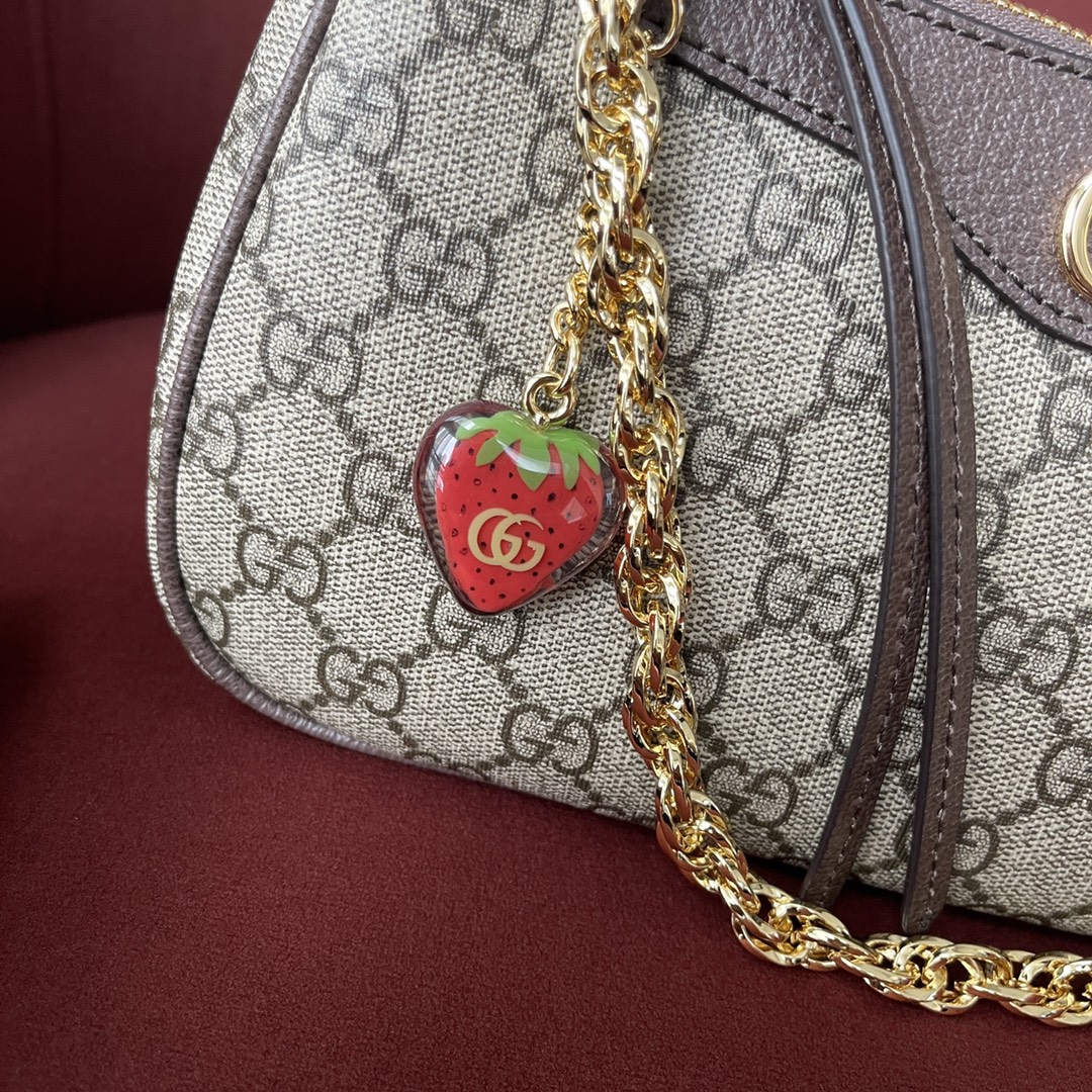 GG新款腋下包 型号：735132 原厂皮 尺寸：25*15.5*6  标识由20世纪30年代的Gucci钻石菱格纹演化而来，并从此成为Gucci的传统象征。全新Ophidia系列中的这款小号手袋在设计中融入这一高辨识度图案。双G配件令整款造型更添魅力