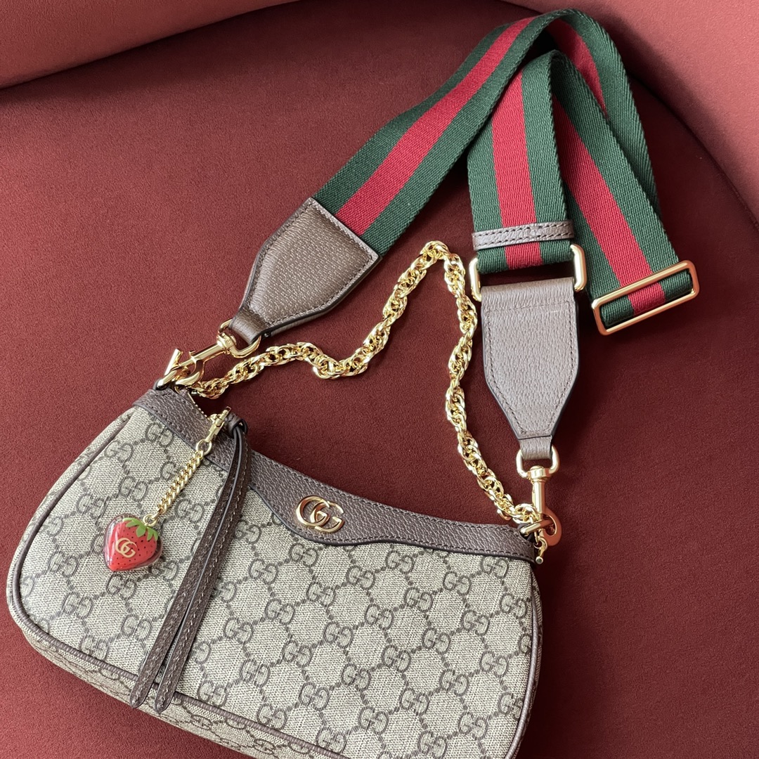 GG新款腋下包 型号：735132 原厂皮 尺寸：25*15.5*6  标识由20世纪30年代的Gucci钻石菱格纹演化而来，并从此成为Gucci的传统象征。全新Ophidia系列中的这款小号手袋在设计中融入这一高辨识度图案。双G配件令整款造型更添魅力