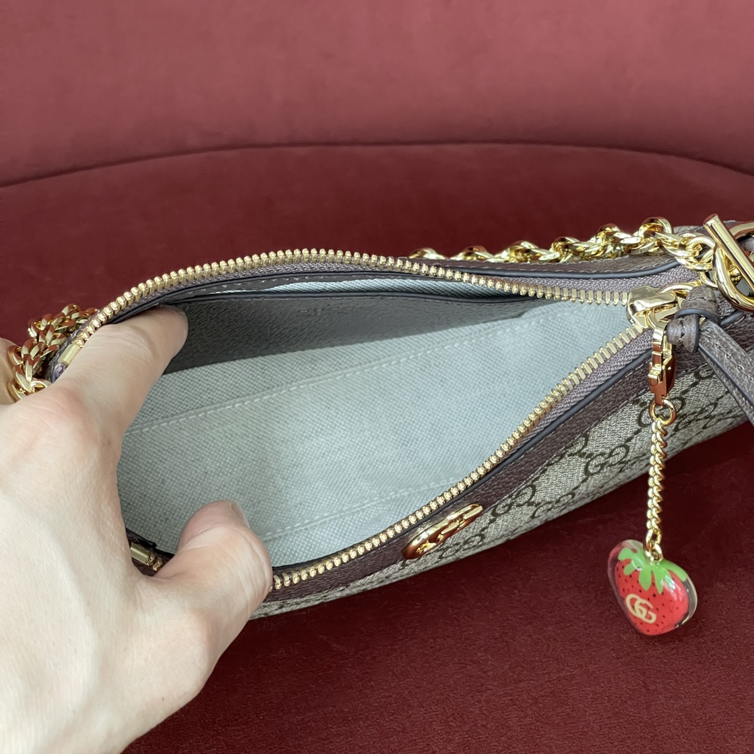 GG新款腋下包 型号：735132 原厂皮 尺寸：25*15.5*6  标识由20世纪30年代的Gucci钻石菱格纹演化而来，并从此成为Gucci的传统象征。全新Ophidia系列中的这款小号手袋在设计中融入这一高辨识度图案。双G配件令整款造型更添魅力