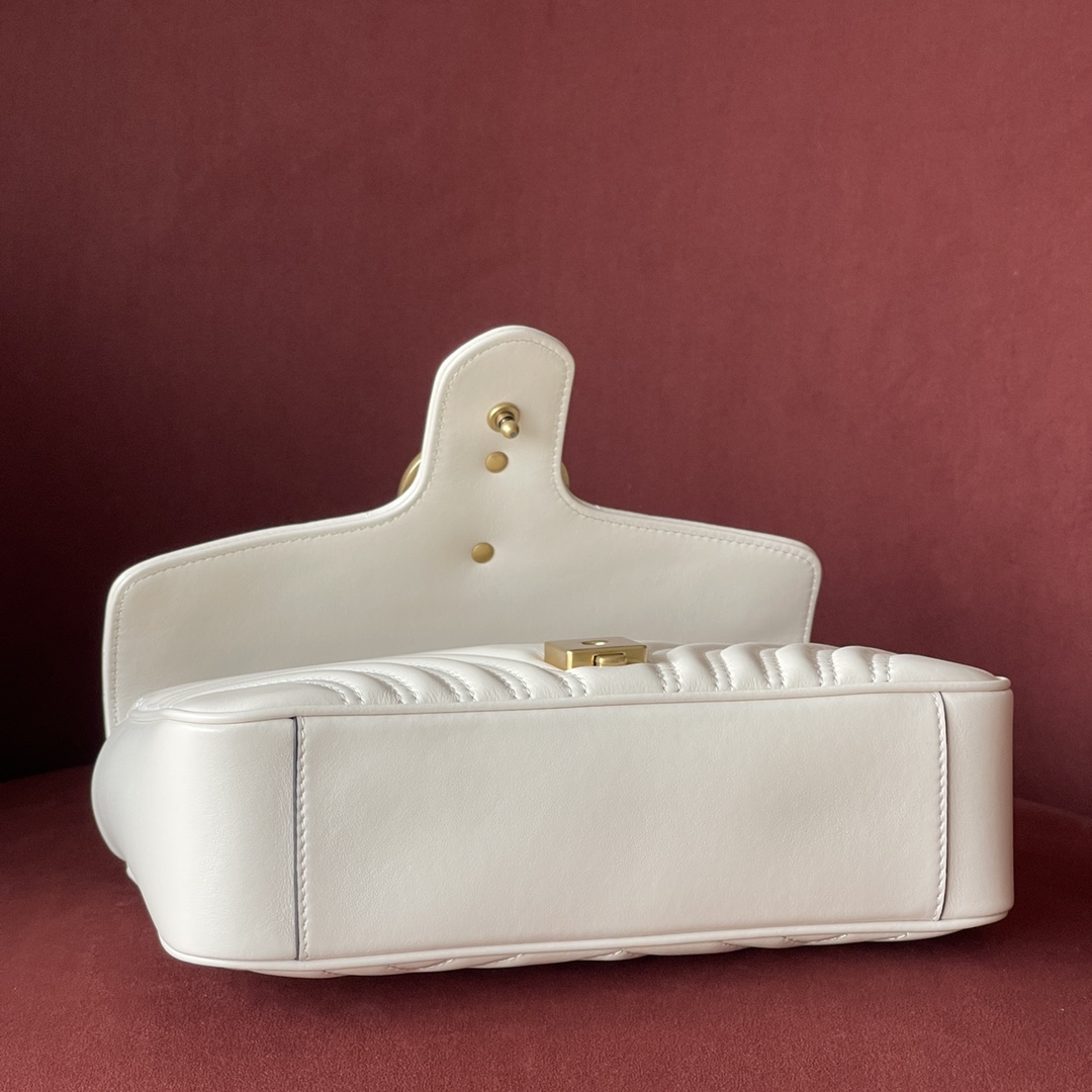 GG Marmont 最高版本 古铜五金 原厂皮  型号：443497  尺寸：26-15-7可滑动的链条肩带有多种背法，可肩背可手提 简约且精致，经典不过时